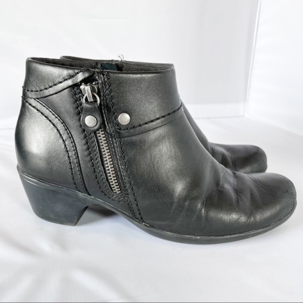 Clarks black ankle booties zip up heel size 8W